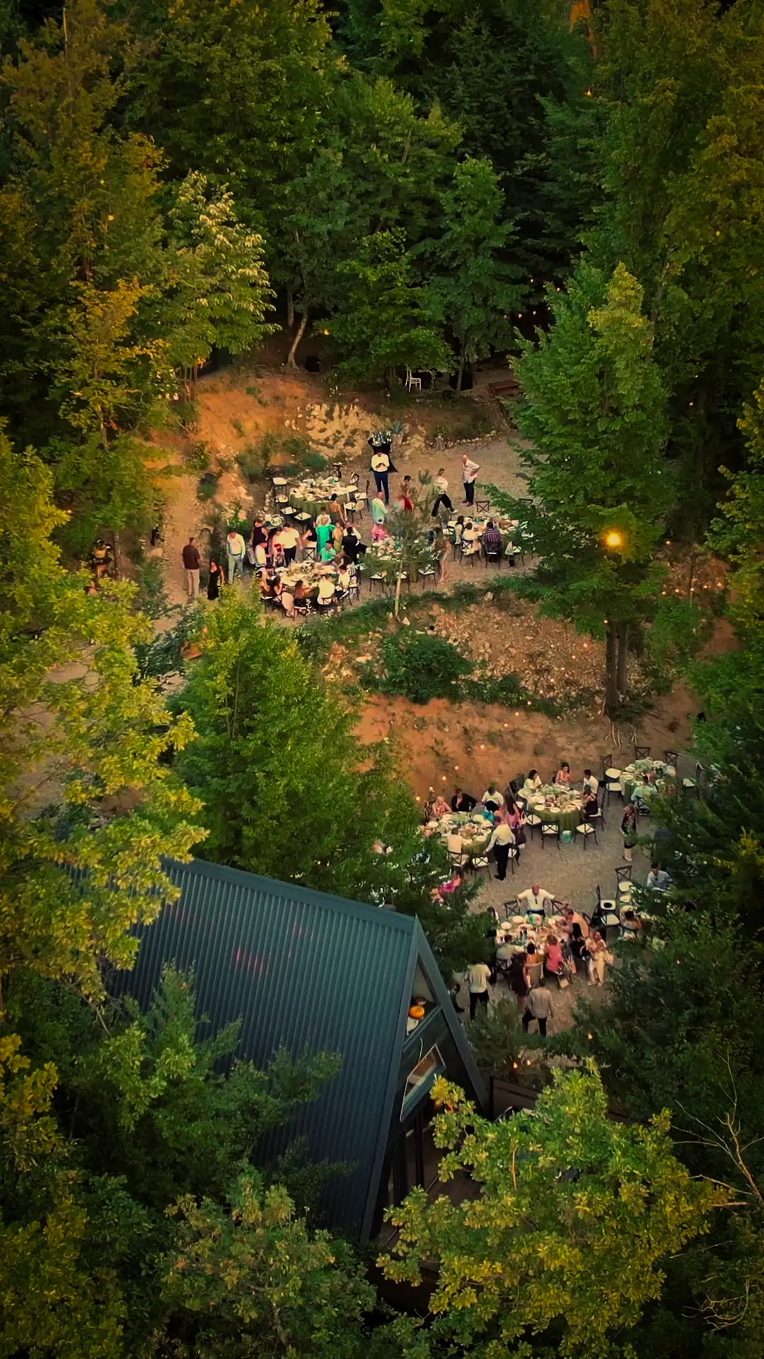 Pogled iz vazduha na događaj, šumu i A-frame kućicu